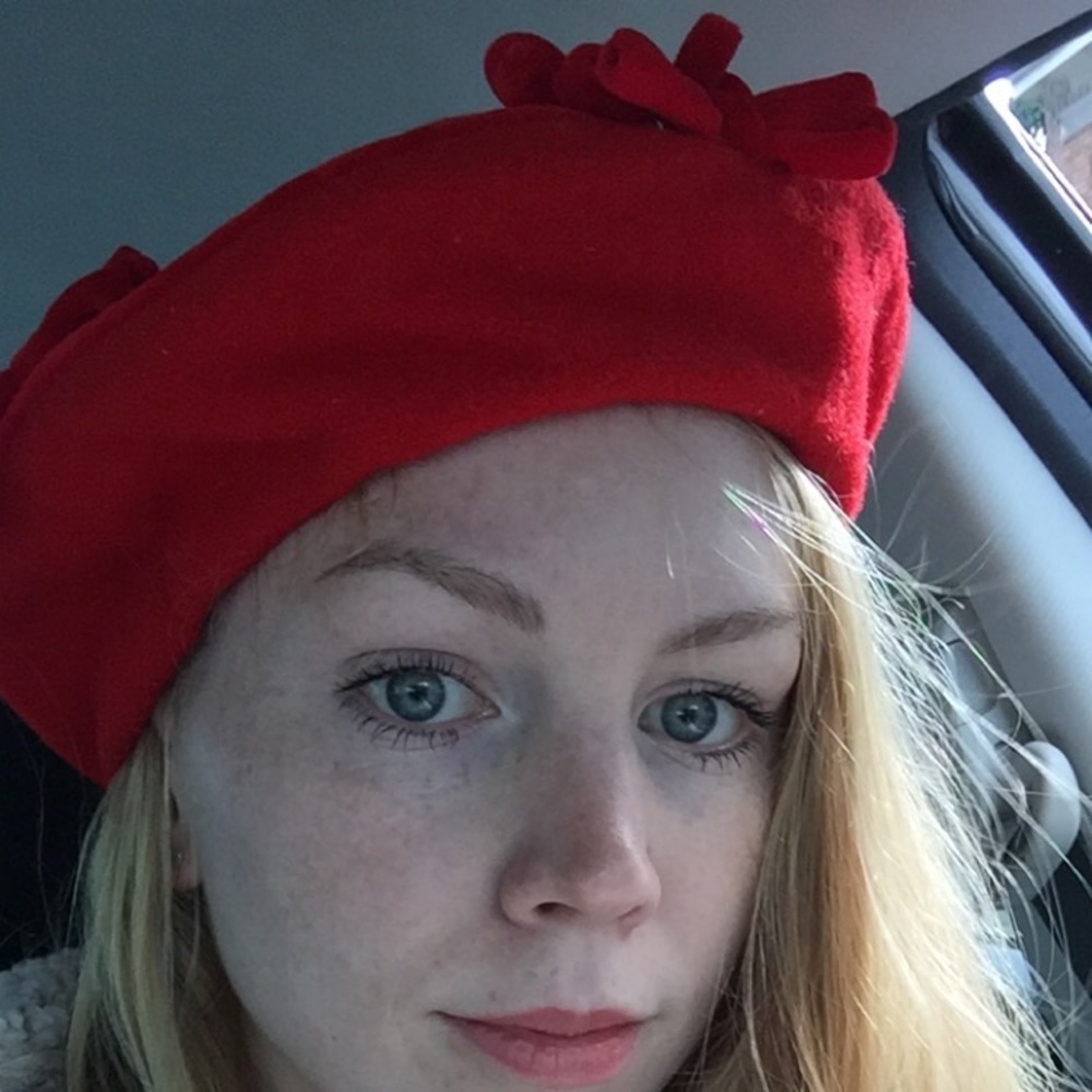 Red wool beret with bows